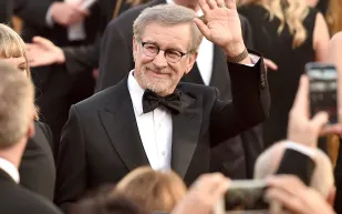 أول مخرج عالمي يحقق عوائد بـ 10 مليار دولار 