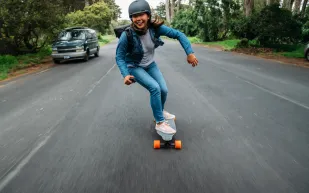 «Boosted» لوح تزلج فاخر يعمل بالطاقة الكهربائية (فيديو)