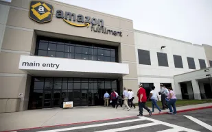 تعرف على الأجر الذي تقاضاه موظف شركة  "أمازون" خلال عام 2017