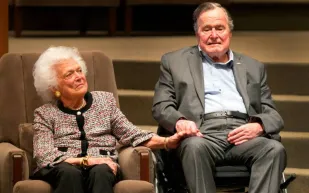 جورج بوش الأب يدخل المستشفى بعد أيام من وفاه زوجته 