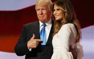 فيديو| دونالد ترامب يحاول مجددا الإمساك بيد زوجته.. ولكن؟