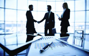 قبل تسويق منتجات شركتك.. كيف تسوق نفسك أمام العملاء المحتملين ؟