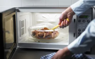 الكشف عن خطورة الطهي باستخدام الميكروويف !