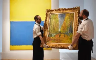 الأمر في غاية التعقيد.. شاهد كيف تُنقل الأعمال الفنية الثمينة 