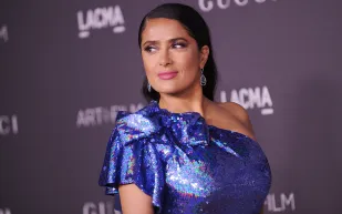 سلمى حايك تطالب نجوم السينما الرجال بتخفيض أجورهم 