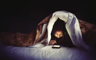  احذروا استخدام الهواتف المحمولة ليلا.. يخدع المخ