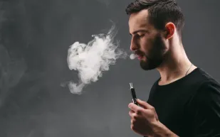 يمكنها تهشيم رأسك.. هكذا قتل عشرات المُدخنين أنفسهم بـ«السيجارة الإلكترونية»