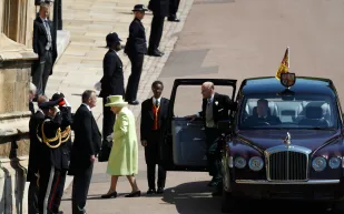 شاهد| لحظة وصول الملكة إليزابيث حفل زواج حفيدها الأمير هاري