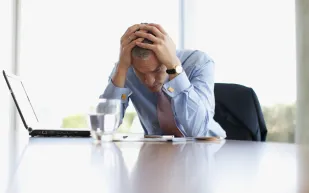 هل تسائلت من قبل.. لماذا تشعر بالإحباط والتعاسة في عملك؟