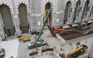 شاهد/ سقوط ذراع رافعة داخل منطقة عمل بالمسجد الحرام وإصابة سائقها