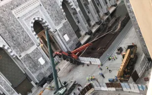 سقوط ذراع رافعة متحركة داخل المسجد الحرام وإصابة السائق 