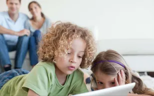 هذا التطبيق بسمح للأهل بالتجسس على أولادهم 