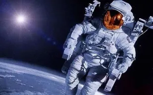 كيف قضى رائد فضاء مسلم رمضان بعيداً عن الأرض؟ (فيديو)