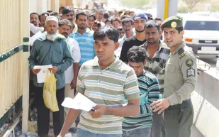 السعودية توقف 1.1 مليون مخالف لأنظمة الإقامة والعمل