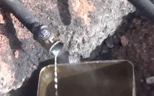 حقيقة تدفق النفط بغزارة من بئر مزرعة سعودي