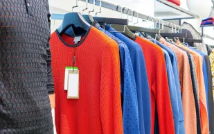 لهذه الأسباب.. اغسل الملابس الجديدة قبل ارتدائها