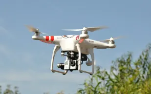 استخدام طائرات الدرون لتوزيع السحور في دبي (فيديو)