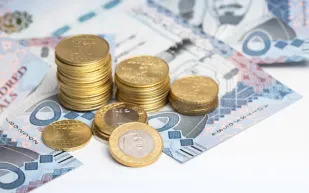 تعرف على إيجابيات تداول الريال المعدني الذي اعتمدته السعودية بدلاً من الورقي