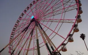 فيديو| لحظة سقوط «دولاب الهواء» في مدينة ملاهي بالهند