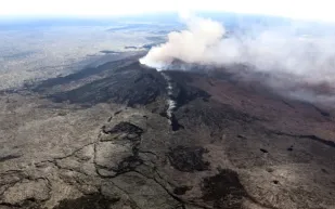 شاهد/ مشاهد جديدة لفوهة بركان هاواي التقطتها طائرة بدون طيار