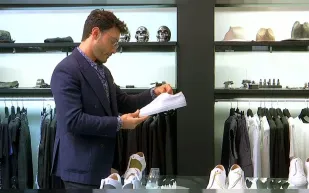 من اللجوء إلى العالمية.. قصة سوري تحولت أحذيته إلى علامة تجارية فاخرة (فيديو)