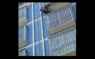 فيديو| سبايدرمان ينقذ طفلا من موت محقق في الصين