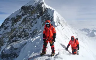 شركة تضع كنز أعلى قمة إيفرست وتتحدى عملائها بالعثور علية 