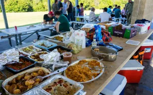 كيف تتجنب الإفراط في تناول الطعام خلال العيد؟ إليك هذه النصائح