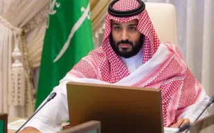 كيف عايد الأمير محمد بن سلمان بن عبد العزيز أسر الشهداء والمفقودين والمحتجزين والمصابين؟