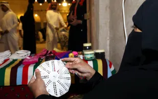 طاقية الأثرياء شاهدة على صمود نساء الأحساء أمام الآلات