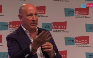 رفضت الشركات توظيفه فأصبح رئيسًا لواحدة من أكبر الوكالات الإعلامية في العالم