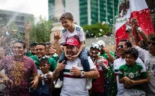 فيديو مشجعوا المكسيك يطلقون حساسات الزلازل خلال احتفالاتهم الصاخبة بكاس العالم