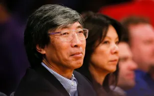 ملياردير صيني المالك الجديد لصحيفة «لوس انجلوس تايمز»