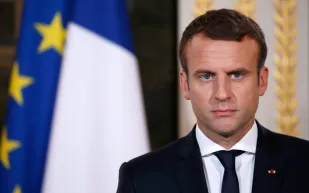 "نادني بسيادة الرئيس" شاهد أيمانويل ماكرون يعاتب مراهق فرنسي