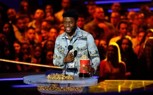 بطل أشهر فيلم في تاريخ السينما الأمريكية يهدي جائزته إلى كهربائي! (فيديو)