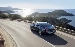 لماذا يختار الملوك والأثرياء سيارة جاكوار XJ50؟