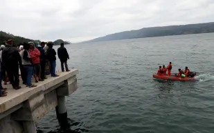 بعدما شهدت سلسلة حوادث مشابهة.. غرق عبارة إندونيسية في واحدة من أعمق بحيرات العالم