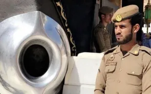 كم عدد حراس الحجر الأسود وما هي وظيفتهم؟