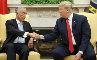 ترامب ينهار.. والسبب قبضة يد الرئيس البرتغالي (فيديو)