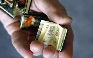 شاهد| أين يقع المتحف الأول والوحيد في العالم للكتب المصغرة؟