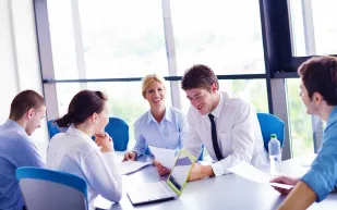 هل تبحث عن النجاح؟ عليك أن تعرف العلاقة بين أخلاقيات العمل وطموحات موظفيك