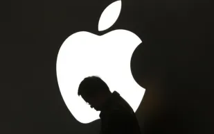 لماذا اعتقل زياولانغ زهانغ موظف آبل السابق بعد شراء تذكرة طيران إلى الصين؟