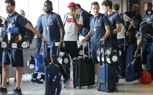 تعرف على تشكيلة حقائب Louis Vuitton التي يحملها المنتخب الفرنسي