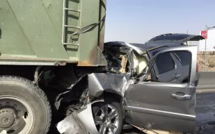 فيديو.. انحراف شاحنة مقطورة يتسبب بحادث اصطدام مروع