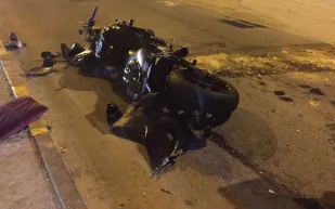 فيديو.. وفاة سائق دراجة نارية في حادث مروع