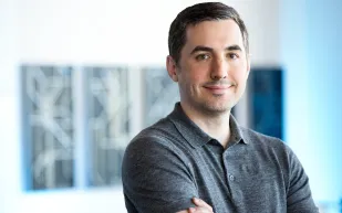 كيفن روز.. كيف بدأ طريقه في عالم الأعمال والتكنولوجيا؟