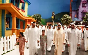 بالصور والفيديو.. لحظات افتتاح محمد بن زايد ومحمد بن راشد «عالم وارنر براذرز»