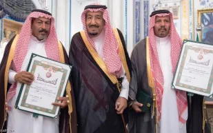 الملك سلمان يمنح وساماً من الدرجة الأولى للطالبين الغارقين في أمريكا (صور)
