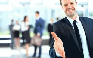 ما هي مهارات موظف الاستقبال الضرورية؟