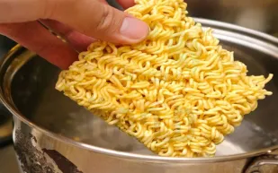 أبرزها السرطانات والإجهاض.. تعرف على أبرز أضرار "الإندومي"